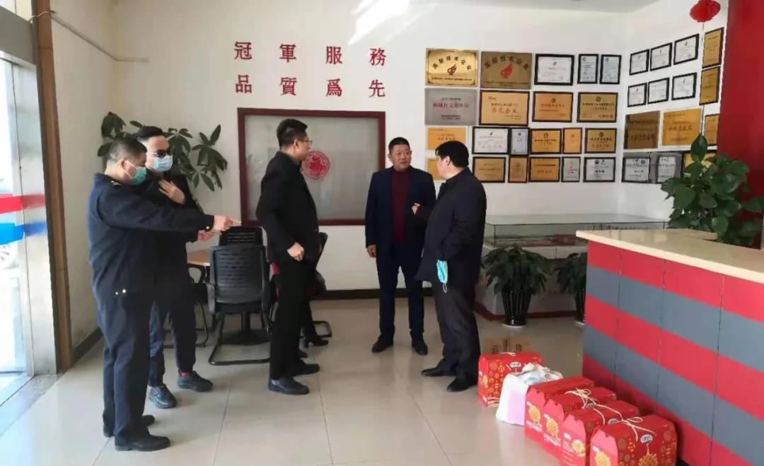 黃橋街道領導到冠科工業(yè)走訪慰問，為留蘇員工送來新春祝福